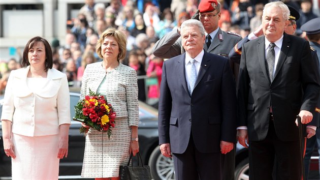Prezidenti eska a Nmecka Milo Zeman a Joachim Gauck se svmi manelkami na Praskm hrad (5. kvtna 2014)