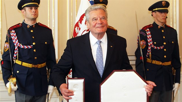 Nmeck prezident Joachim Gauck si bhem nvtvy esk republiky navzjem udlil vyznamenn se svm protjkem Miloem Zemanem (5. kvtna 2014)
