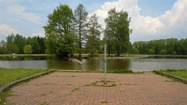 Bagr uprosted Stromovky by byl idelnm mstem ke koupn. Voda v ndri je ale pinav.