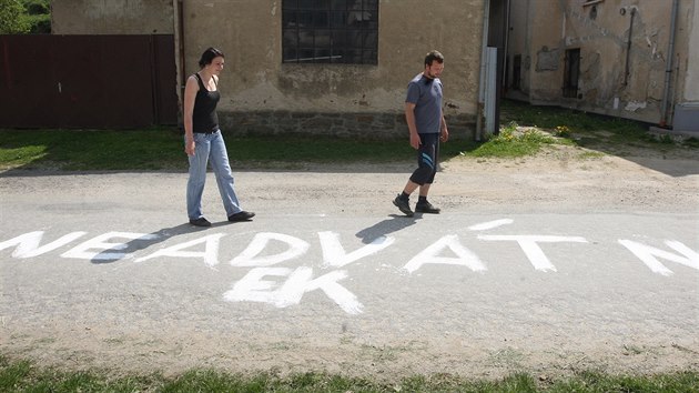 V nkterých obcích na Vysoin stále drí prvomájový zvyk malování vápnem ped...