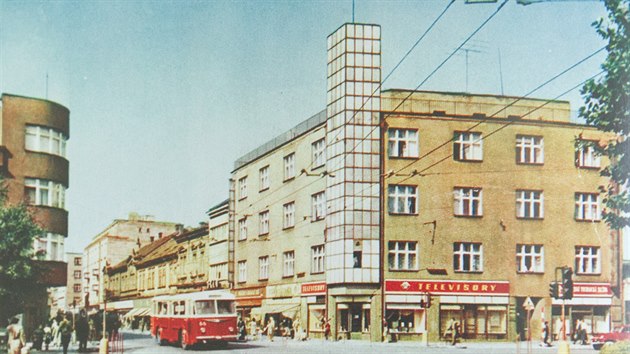 Pod "Sklennou v" na rohu Dukelsk a Hoick ulice projd trolejbus koda 8Tr4 . 66  (z knihy Historie mstsk dopravy v Hradci Krlov 1928-2013)