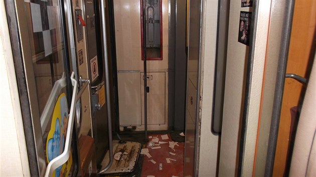 Fanouci Sparty zdemolovali cestou do Prahy vlak (3. kvtna 2014)