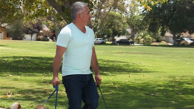 Cesar Millan bhem naten serilu Cesar zachrauje.