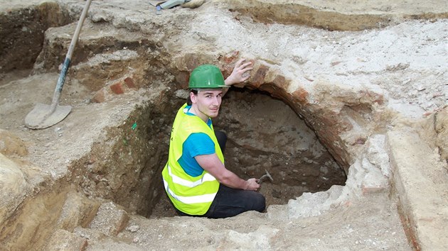 Na opravovanm Zelnm trhu pracuj archeologov. Zkoumat ho budou pravdpodobn do konce kvtna. U nali napklad historick sklpky trhovc, kus stedovk lahve, prstnek i hebnek. Ve ze 13. a 14. stolet.