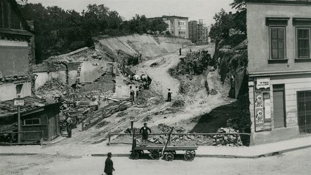 Encyklopedie djin msta Brna schrauje historick fotografie msta. Takto vypadala dnen ulice Milady Horkov, kdy ji koncem 30. let minulho stolet budovali. Tehdy se jmenovala Francouzsk.