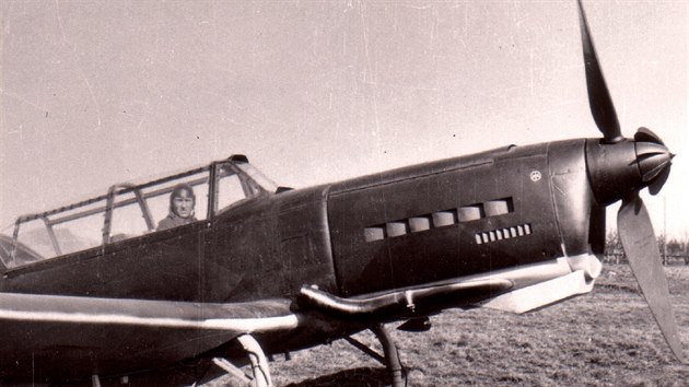 Pilot Antonn Kraus v kokpitu povstaleckho Ar 396. "Vtrnk" piky vrtulovho kuelu pohn mechanismus stavn hlu nbhu vrtulovch list.