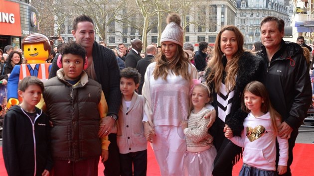 Katie Price se svou rodinou a maneli Pountneyovmi a jejich dcerou