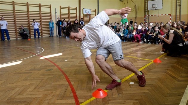 OLYMPIONIK NA PARKETCH. Vavinec Hradilek si v tlocvin Zkladn koly v Chykch zkusil mimo jin lunkov bh.