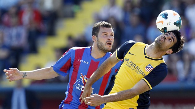 Diego Costa z Atltika Madrid (vpravo) v utkn proti Levante. 