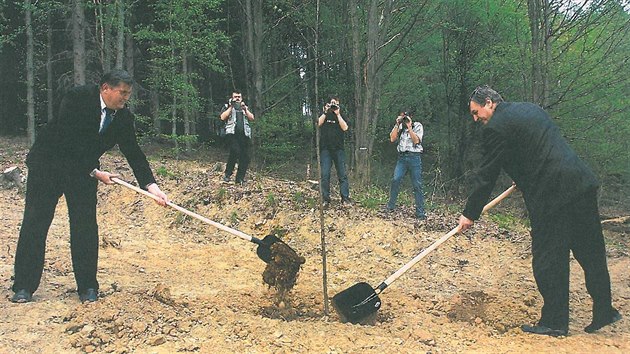 Lpu bratrstv zasadil 29. dubna 2004 ve Starm Hrozenkov tehdej hejtman Zlnskho kraje Frantiek Slavk (vpravo) spolu s mstopedsedou Trennskho samosprvnho kraje Jozefem Fabinem.