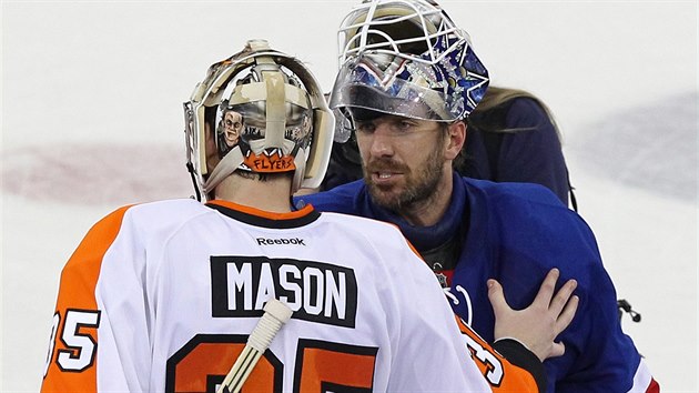 Je dobojovno. Brank Steve Mason (vlevo) z Philadelphie se zdrav s spnjm protjkem Henrikem Lundqvistem z New York Rangers.