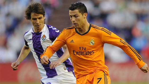 Cristiano Ronaldo (vpravo) z Realu Madrid v souboji s Diegem Marinem z Valencie.
