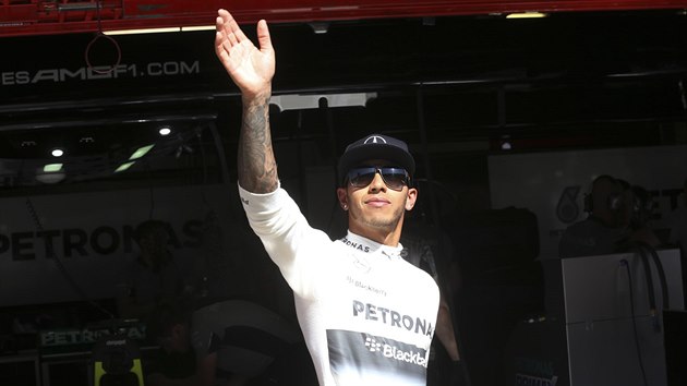 Lewis Hamilton zdraví diváky po tréninku na Velkou cenu panlska.