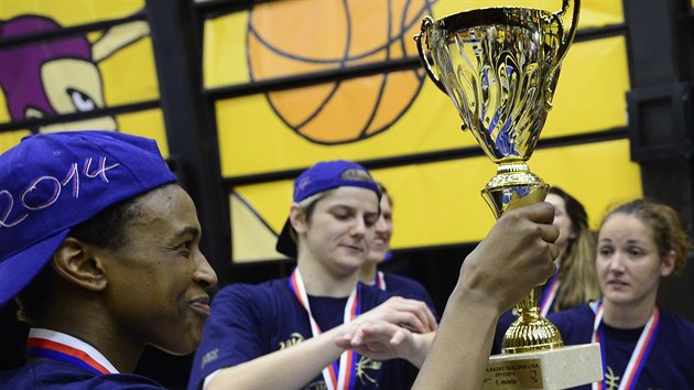 Basketbalistky USK Praha obhájily eský titul. S pohárem se raduje americká...