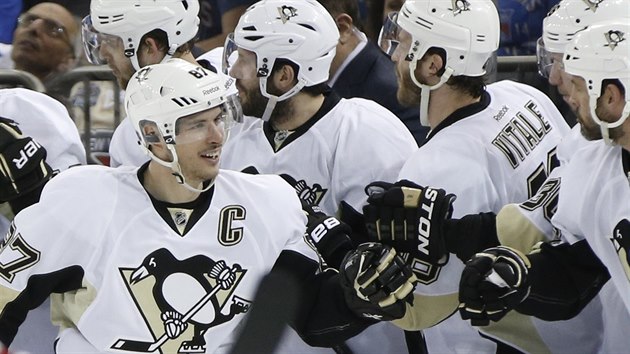 Sidney Crosby se s pittsburskmi spoluhri raduje z glu.