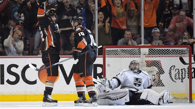 Patrick Maroon (vlevo) a Corey Perry z Anaheimu slav, prv pekonali Jonathana Quicka z Los Angeles.