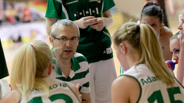 Marian Svoboda rozdluje koly basketbalistkm Valosunu Brno.