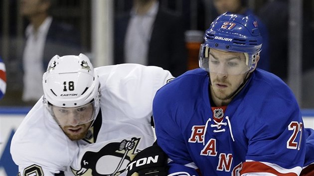 Ryan McDonagh (vpravo) z NY Rangers a James Neal v Pittsburghu v bruslaskm souboji.