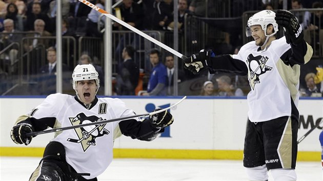 Jevgenij Malkin (vlevo) a Chris Kunitz slav gl Pittsburghu.