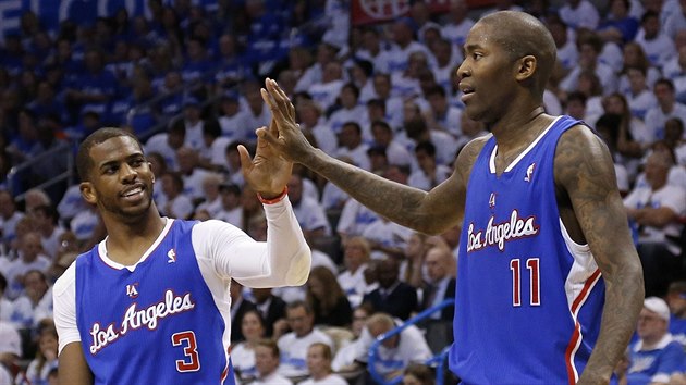 Chris Paul (vlevo) a Jamal Crawford z LA Clippers slav ko.