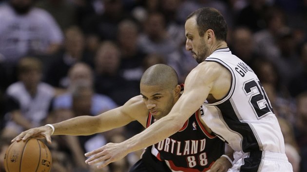 Nicolas Batum (vlevo) z Portlandu unik podl Manu Ginbiliho ze San Antonia.