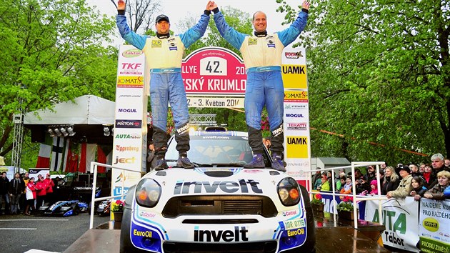 Vclav Pech a Petr Uhel se raduj z triumfu v eskokrumlovsk rallye, druhho zvodu mezinrodnho mistrovstv R v automobilovch soutch.