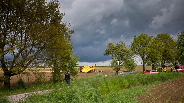 Prkovac letadlo Z-37 spadlo u Sebue na Jaromsku, pilot utrpl otes mozku.