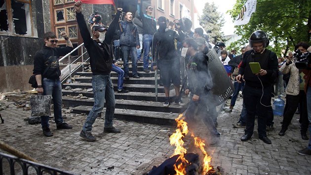 Prorut demonstranti pl policejn uniformy (Donck, 1. kvtna 2014).