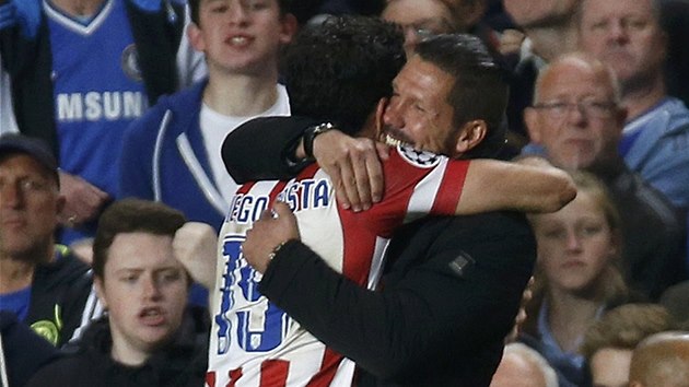 HODN KLUK! tonk Diego Costa z Atltika Madrid bel oslavit gl proti Chelsea za trenrem Diegem Simeonem.