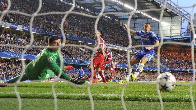 JEDINKRÁT PEKONANÝ. Thibaut Courtois, branká Atlétika Madrid, inkasuje gól na