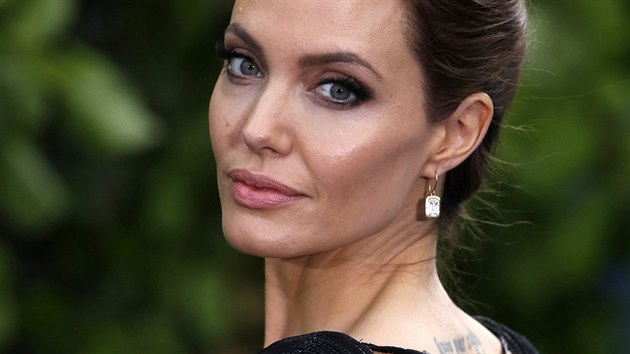 Angelina Jolie na speciální výstav kostým z filmu Zloba - Královna erné...