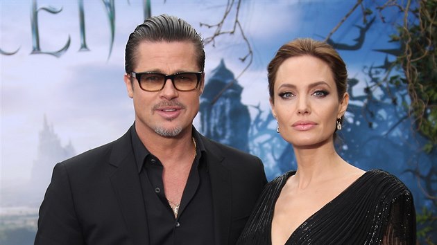 Brad Pitt a Angelina Jolie na speciln vstav kostm z filmu Zloba - Krlovna ern magie v Kensingtonskm palci (Londn, 8. kvtna 2014)