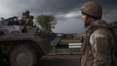 Ukrajintí vojáci hlídkují nedaleko Slavjansku (3. kvtna 2014)