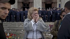 Obyvatelé Oděsy truchlí za desítky mrtvých, kteří uhořeli v budově místních... Obyvatelé Oděsy truchlí za desítky mrtvých, kteří uhořeli v budově místních...