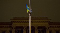 Stoupenc nové vlády v Kyjevě věší ukrajinskou vlajku před vypálenou budovu... Stoupenc nové vlády v Kyjevě věší ukrajinskou vlajku před vypálenou budovu...