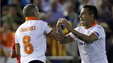 Sofiane Feghouli (vlevo) a Eduardo Vargas z Valencie oslavují branku Valencie v