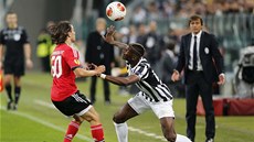 ONGLÉR POGBA. Paul Pogba (vpravo) z Juventusu eí sloitou situaci pod