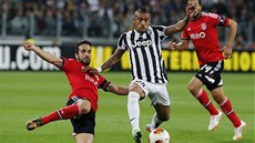 Arturo Vidal z Juventusu se ene kupedu, obtavým zákrokem se mu vrhá pod nohy