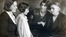 Kolínská rodaka Hanka Dubová (druhá zleva), na rodinné fotografii se svou