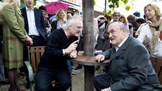 Architekt Bořek Šípek a někdejší šéf diplomatů Karel Schwarzenberg při odhalení... Architekt Bořek Šípek a někdejší šéf diplomatů Karel Schwarzenberg při odhalení...