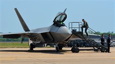 Letka stroj F-22 Raptor ped startem. V operaním nasazení jsou od roku 2005, USA jich mají 178. Ruské i ínské letouny s ambicí být protjky raptor jsou teprve ve fázi prototypu.