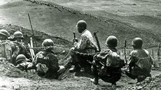 Francouztí vojáci sledují postavení Vietnamc pi bitv u Dien Bien Phu (1954).