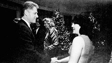 Americký prezident Bill Clinton a stáistka Monika Lewinská pi vánoním...