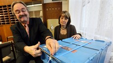 Ředitel Gymnázia Cheb Jaroslav Kočvara pod dohledem maturitní komisařky Hany... Ředitel Gymnázia Cheb Jaroslav Kočvara pod dohledem maturitní komisařky Hany...