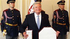 Nmecký prezident Joachim Gauck si bhem návtvy eské republiky navzájem...