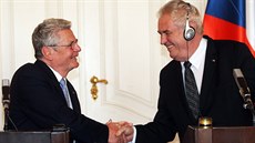 Nmecký prezident Joachim Gauck se svým protjkem Miloem Zemanem v závru...