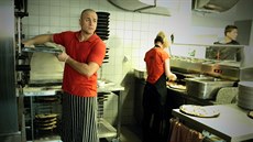 „Romantiku domácí italské kuchyně tu nečekejte. Kuchař Josef Malecha vysází za... „Romantiku domácí italské kuchyně tu nečekejte. Kuchař Josef Malecha vysází za...