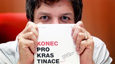 Petr Ludwig je autorem úspěšné knihy o prokrastinaci. Je napsaná tak, aby ji... Petr Ludwig je autorem úspěšné knihy o prokrastinaci. Je napsaná tak, aby ji...