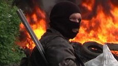 Proruský separatista v ukrajinském Slavjansku (2. května 2014) Proruský separatista v ukrajinském Slavjansku (2. května 2014)