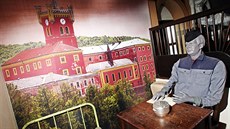Figurína nejznámějšího českého vězně Jiřího Kajínka před fotem mírovské věznice. Figurína nejznámějšího českého vězně Jiřího Kajínka před fotem mírovské věznice.